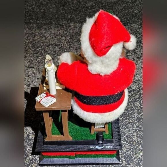 Vintage 1991 Holiday Scene Carols Crestone Family SANTA FIGURE CHRISTMAS Music - Picture 7 of 8